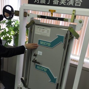 初めて見る耐震丁番の実験装置。俺の合鍵