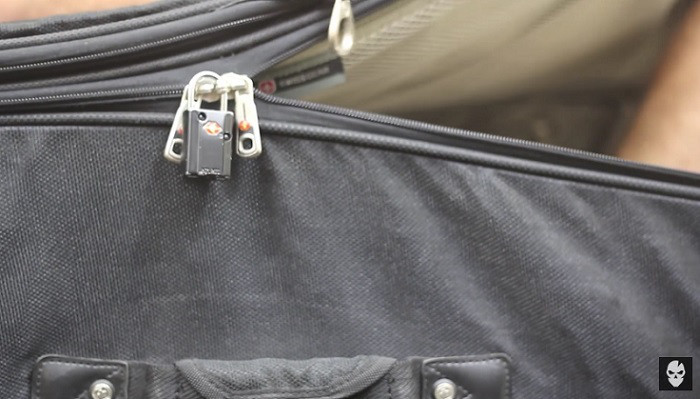 スーツケースに南京錠をつけても意味がない。ボールペンで簡単に開いてしまいます。俺の合鍵