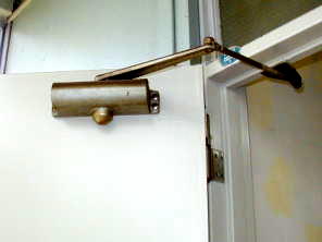 玄関ドアのドアクローザー修理・交換をしましょう。鍵番号・俺の合鍵・合鍵・合い鍵・aikagi・玄関ドア・修理・交換