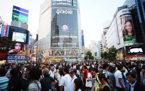 東京都渋谷区渋谷駅前のスクランブル交差点。合鍵制作・合鍵作成・ディンプルキー制作・スペアキー作成は全国配送料無料・ネット注文、金額、価格、値段も対面店舗と変わらない。カギ番号は見せない！俺の合鍵。